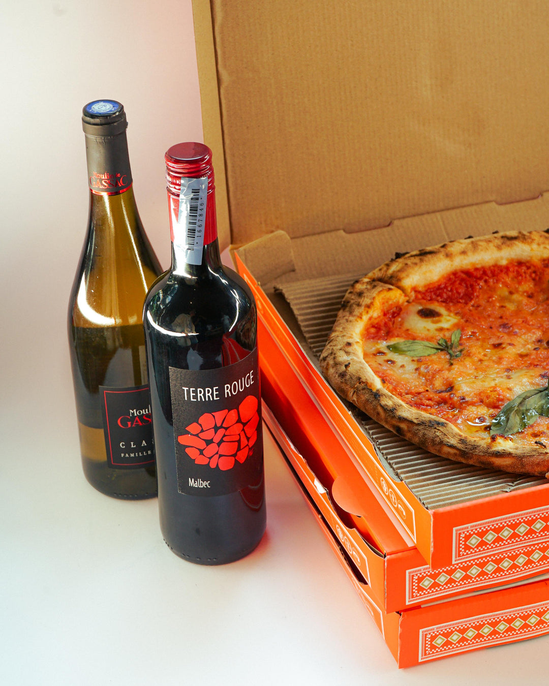 Double Pizza, Double Pour (1 Red + 1 White Wine + 2 Pizzas) - Bundle | Wine & Food - Buy online with Fyxx for delivery.